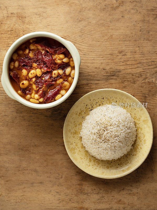 大米和花生豆，土耳其食物kuru fasulye与饭，花生豆与熏牛肉和花生米